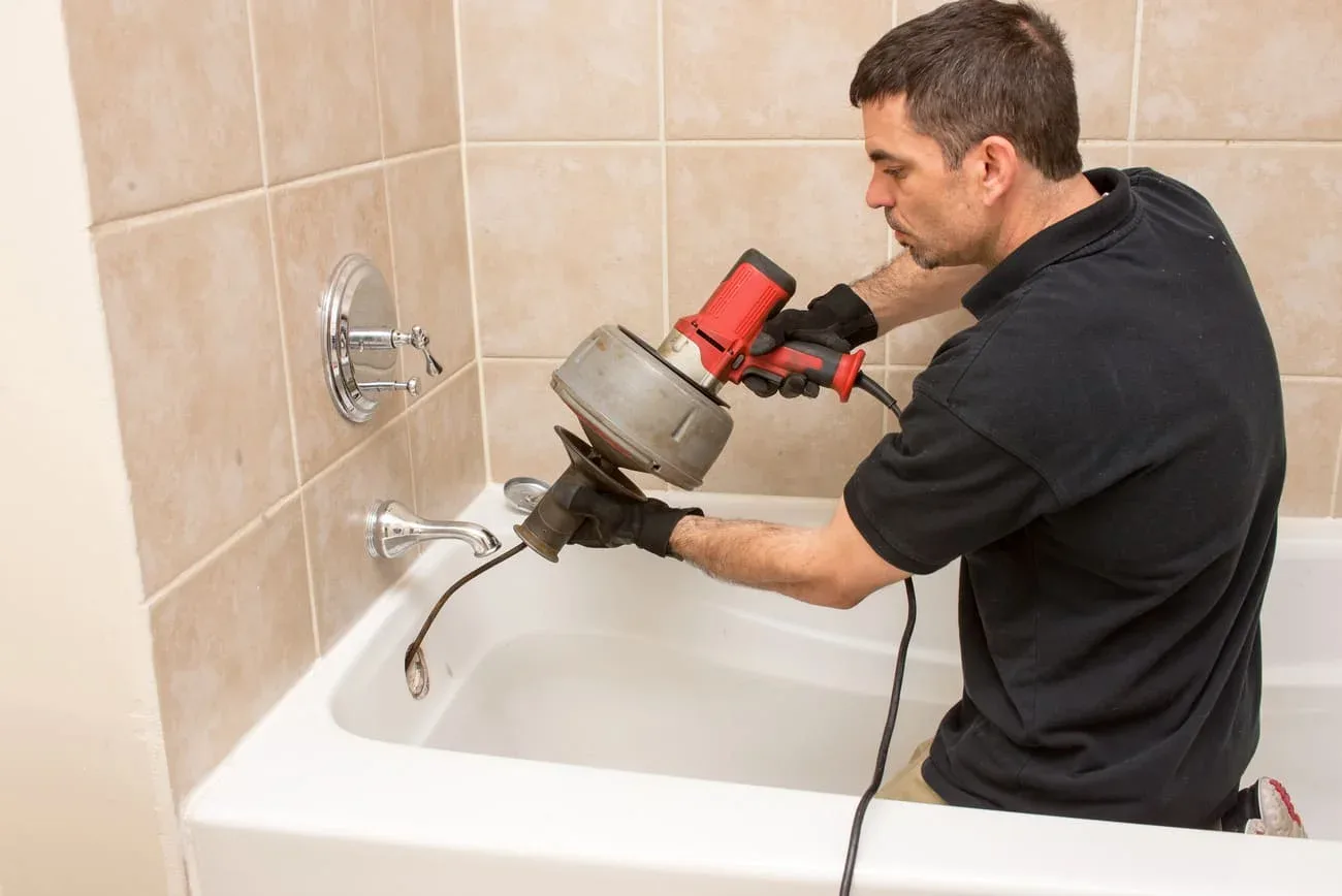 Unclogging drain service